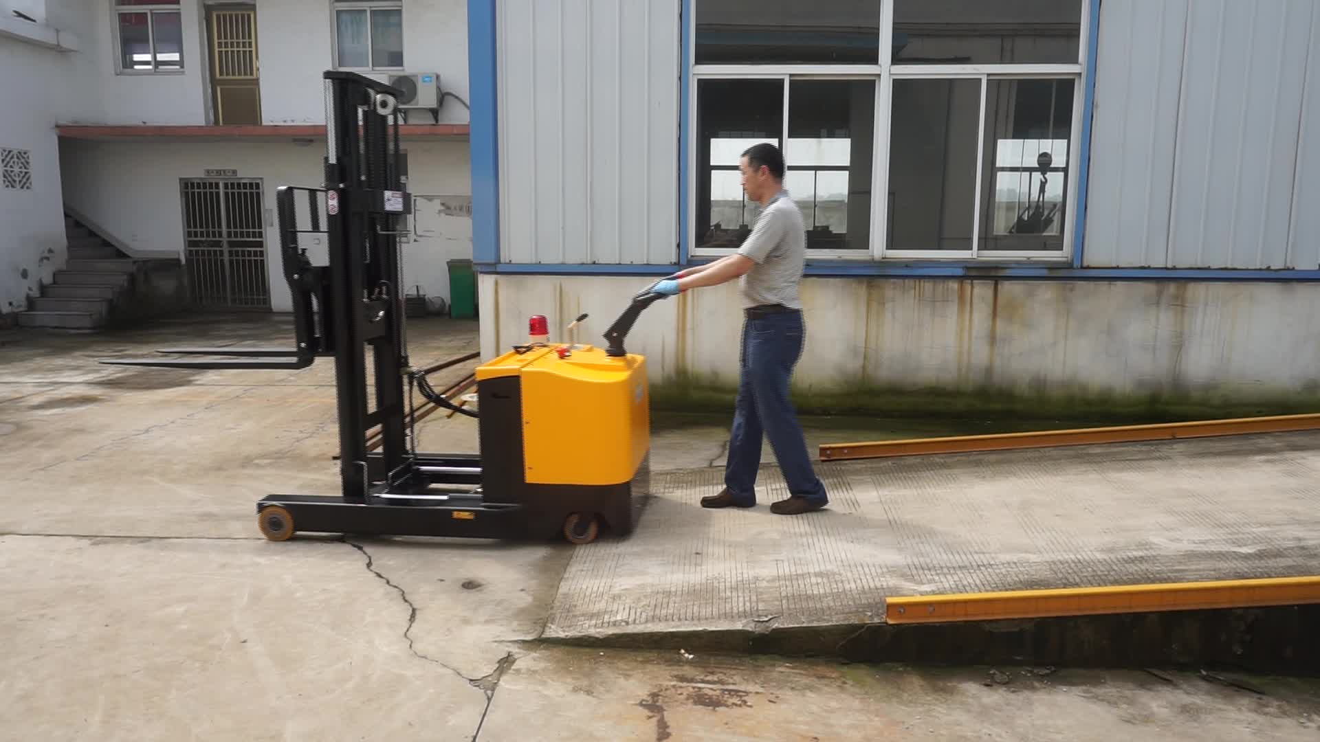 Carregador de bateria OEM Pequeno empilhadeira elétrica completa de 1500 kg1