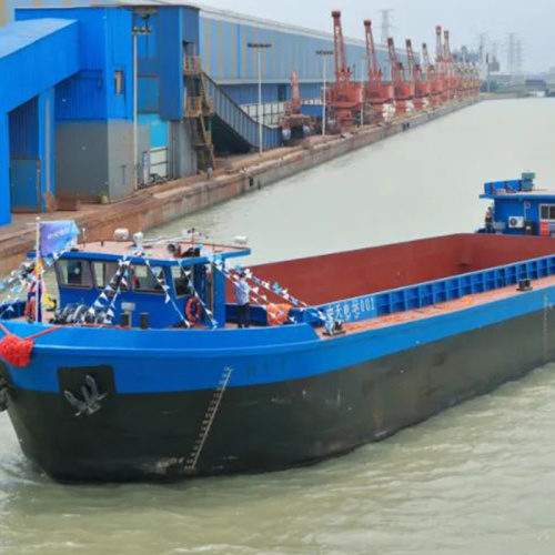 Ein vollständig elektrisches 1000-Tonnen-Containerschiff hat mit über 1456 kWh in Batterien ausgestattet