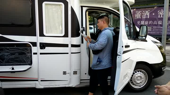 Voiture maison avec cuisine et chambre.mp4