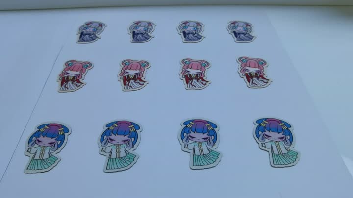 speciální laserem tvarovaný tkaný štítek