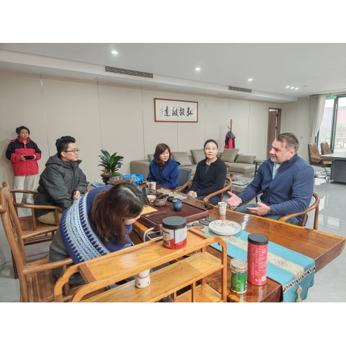 Um cliente belga viajou milhares de quilômetros até Chongqing para inspecionar o equipamento de marcação e limpeza a laser da Chuke Intelligent