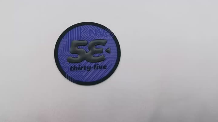 Lesklý silikonový štítek s logem