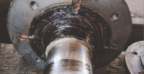 Intercambio de casos y análisis de la decoloración de la grasa para cojinetes de motor a negro y licuefacción