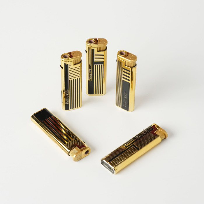 Isqueiro de metal geométrico dourado preto