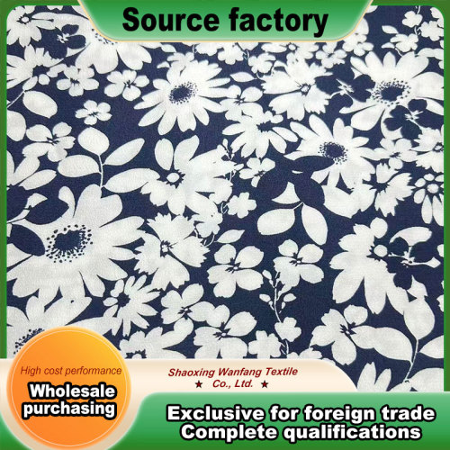 Lacivert taban üzerinde beyaz çiçekler