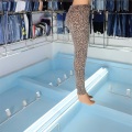 Damen -Leoparden -Druckhosen Jeans angepasst