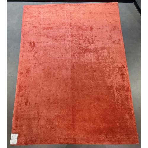 Красная машина тканая ковер