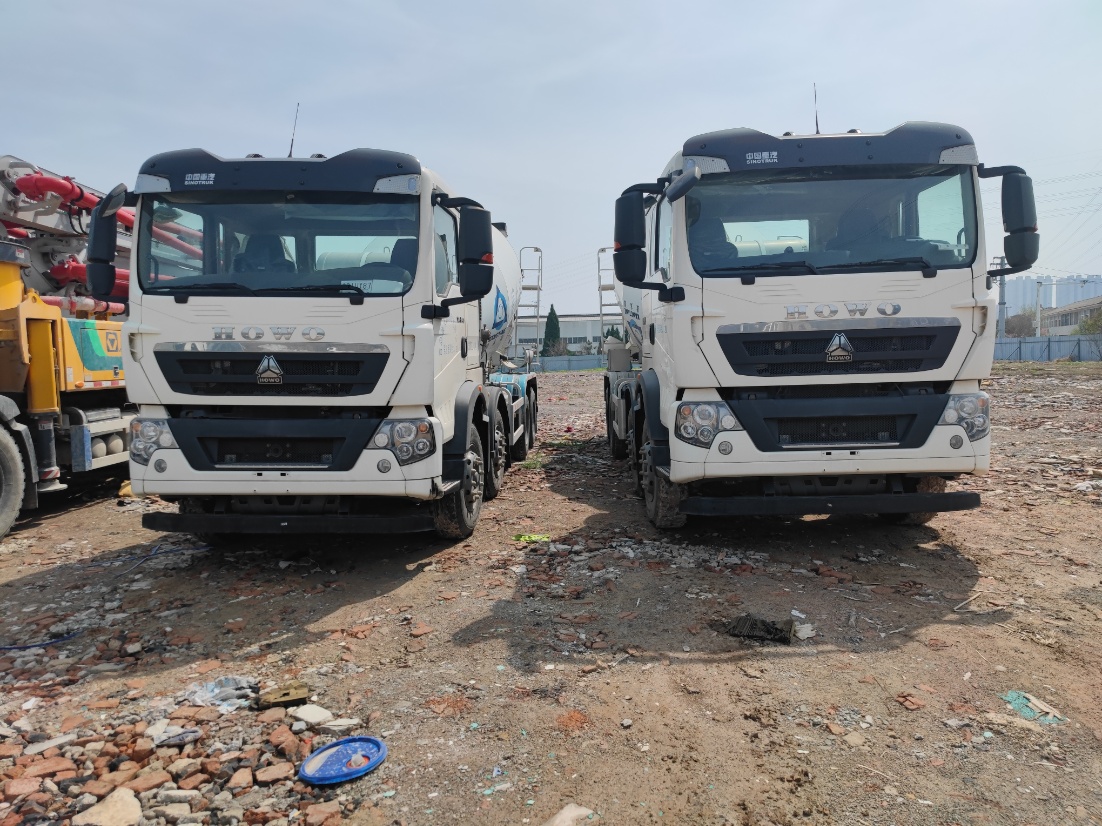 4-Axle 12-cubic-meter HOWO Chassis Concrete Mixer Truck