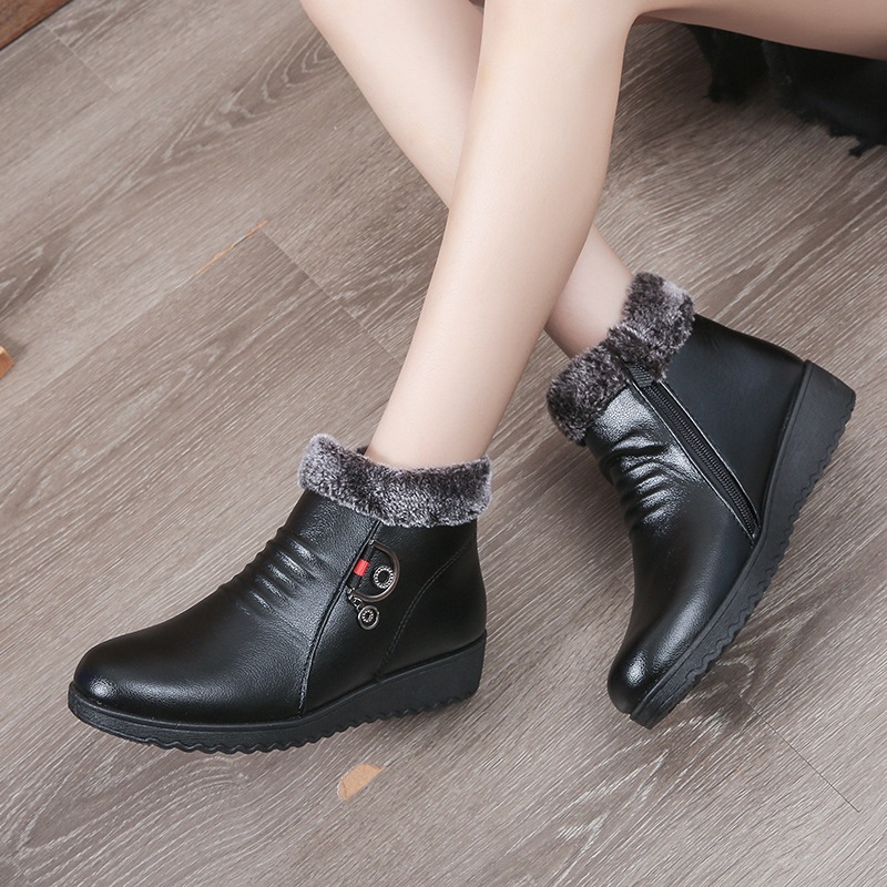 Grandma's short boots are non slip and warm