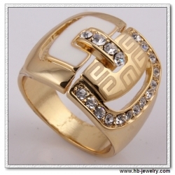 Anggun Laser menandai cincin dengan pernis