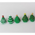 Tema de estilo navideño, lindas formas de mezcla, surtido al azar, árbol verde, festival de cuentas, escritorio para el hogar, decoración de dispersión, material para hacer