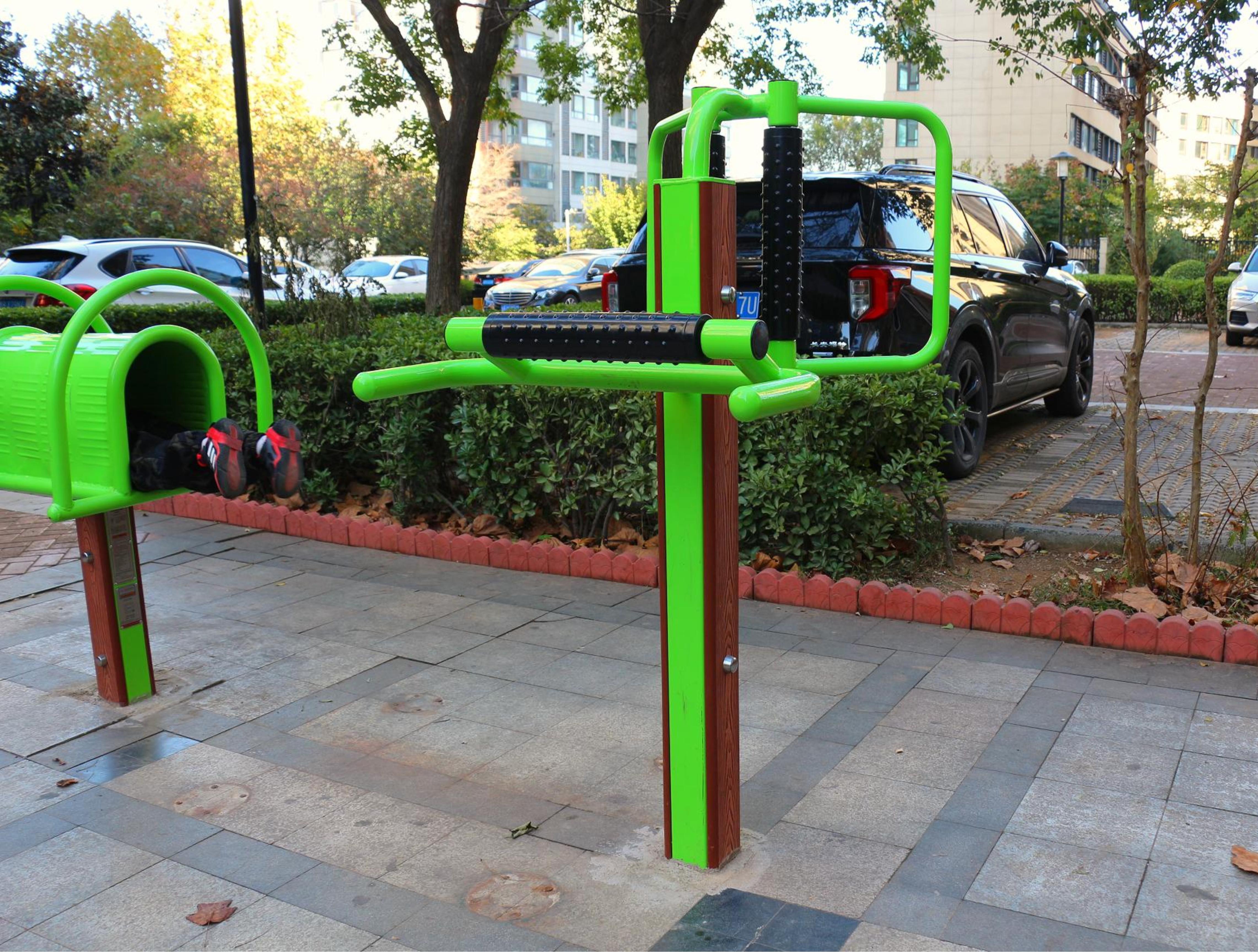 Outdoor fitness equipment