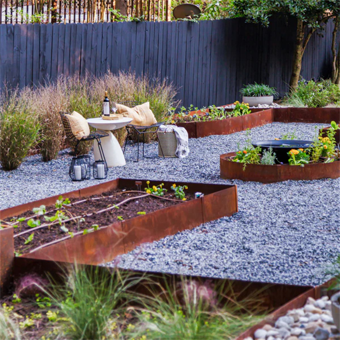 Weathering steel retaining plate