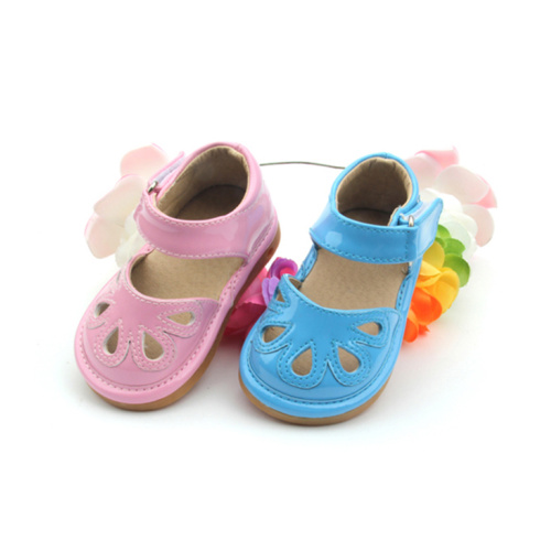 Sapatos esguichados rosa oco doce de primeira classe para bebê