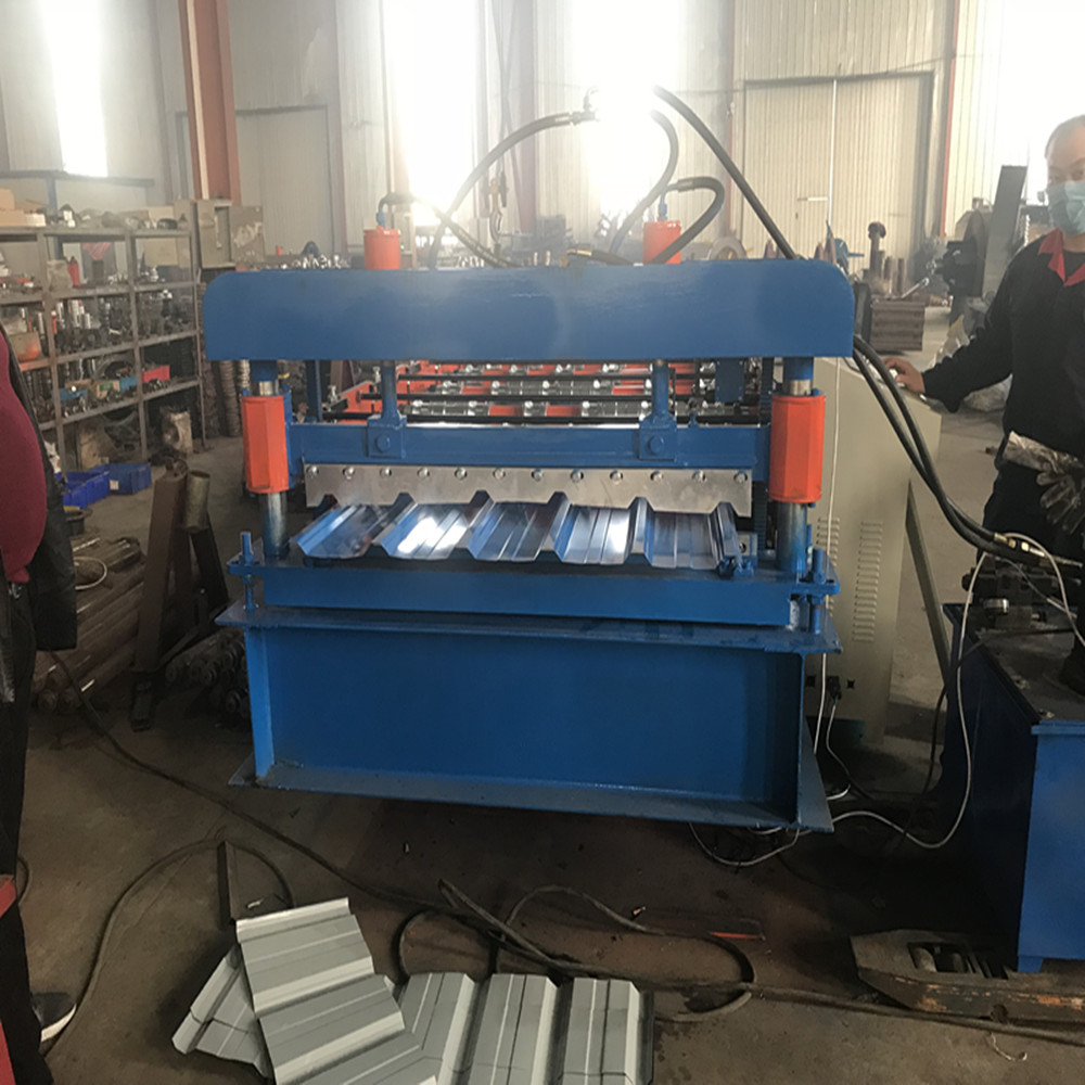 Metal roofing sheet rolling machine