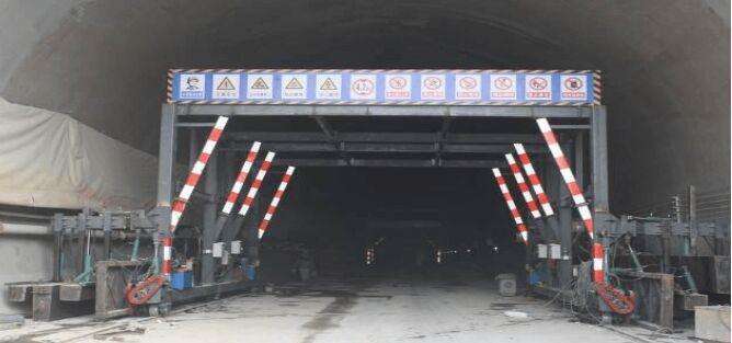 Sistema de cofragem para carrinho de túnel de calha de cabo