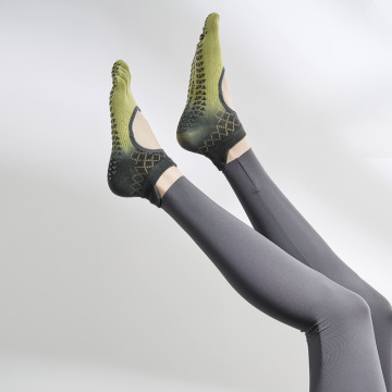 Couleurs de bonbons antidérapant les chaussettes de yoga sport absorbant les femmes