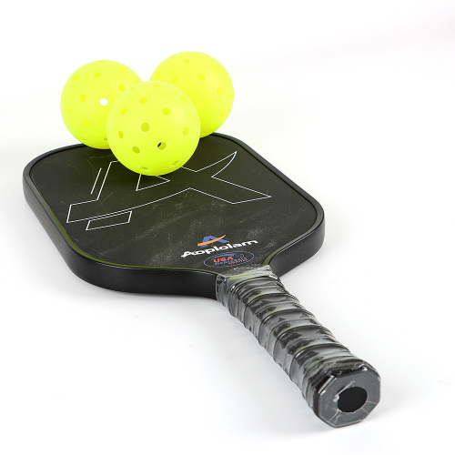 raquetes e bolas de pickleball