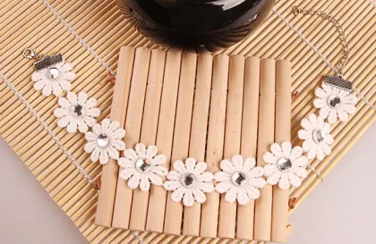 Fashionable Trendy Lace Rhinestones Daisy Anklet For Bridal