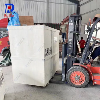 Polyester resin cooling kneading machine