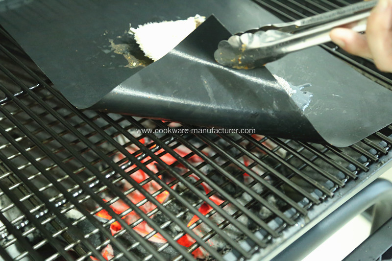 Non-stick and reusable PTFE grill mat