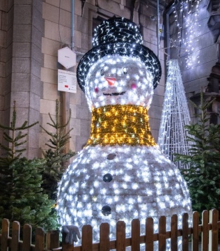 Outdoor LED Snowman Figures with Street Arch Motif Lights for Christmas