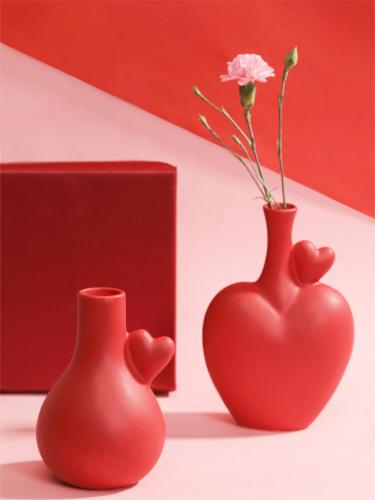 Vas seramik jantung merah