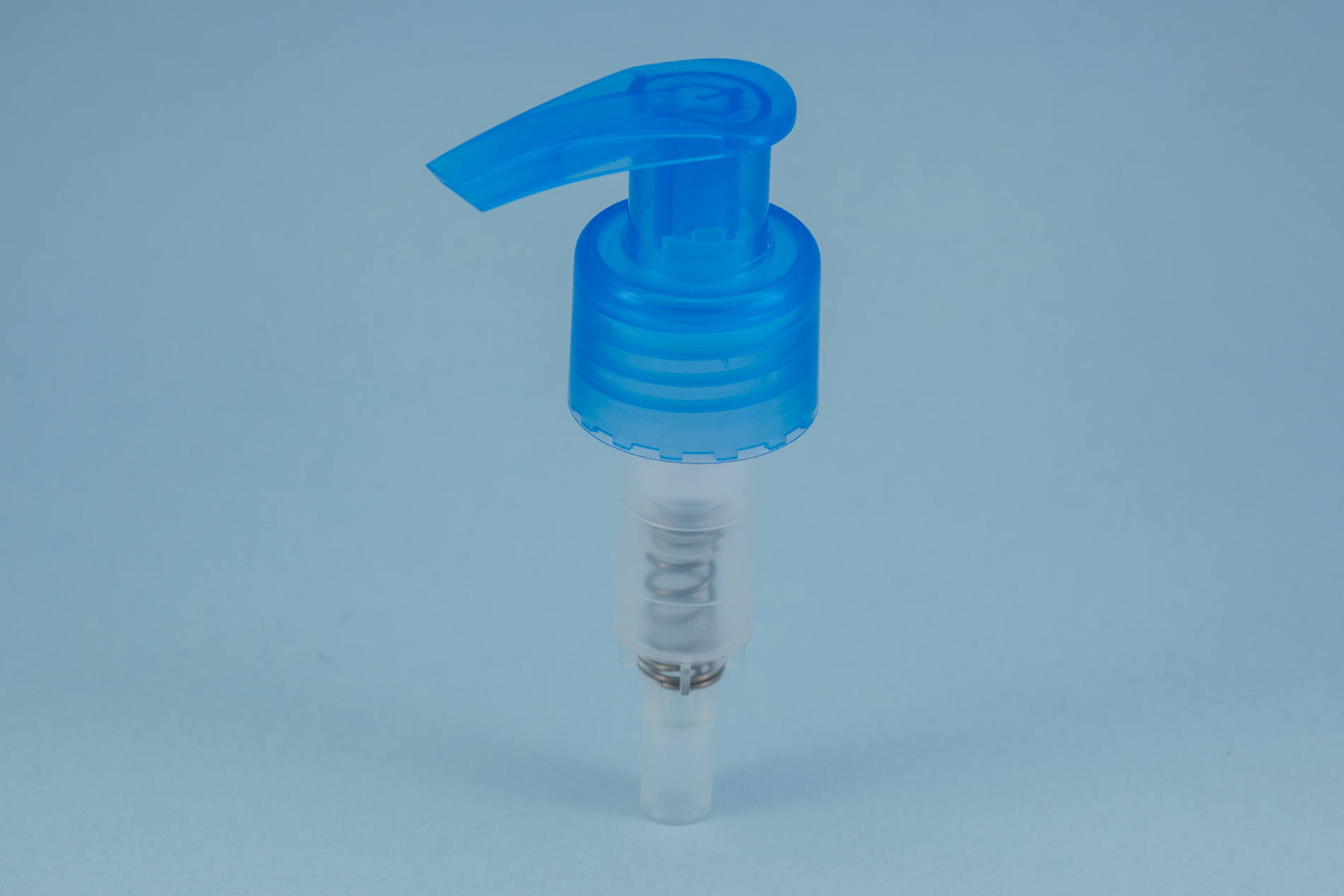 24/410 transparent blue smooth lotion pump with left-right lock