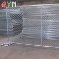 Menggunakan pagar anjing sementara portabel crowd control penghalang
