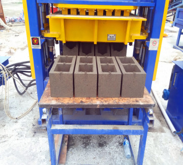 QT4-15 Concrete Brick Making Machine