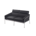 Fritz Hansen Serie 3300 Zwei -Sitzer -Sofa