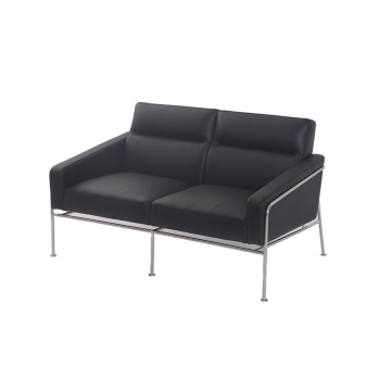 Fritz Hansen Serie 3300 Sofá de dos plazas