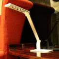 Lampa robocza z lampką do czytania o pojemności 900lm