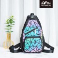 Custom Lingge Luminous Reflective Cross Body Chest Bag Waterfeste holographische Mode geometrische PU Leder Außen wasserdicht