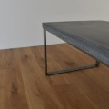 Grau rechteckiger minimalistischer Betonmetalltisch