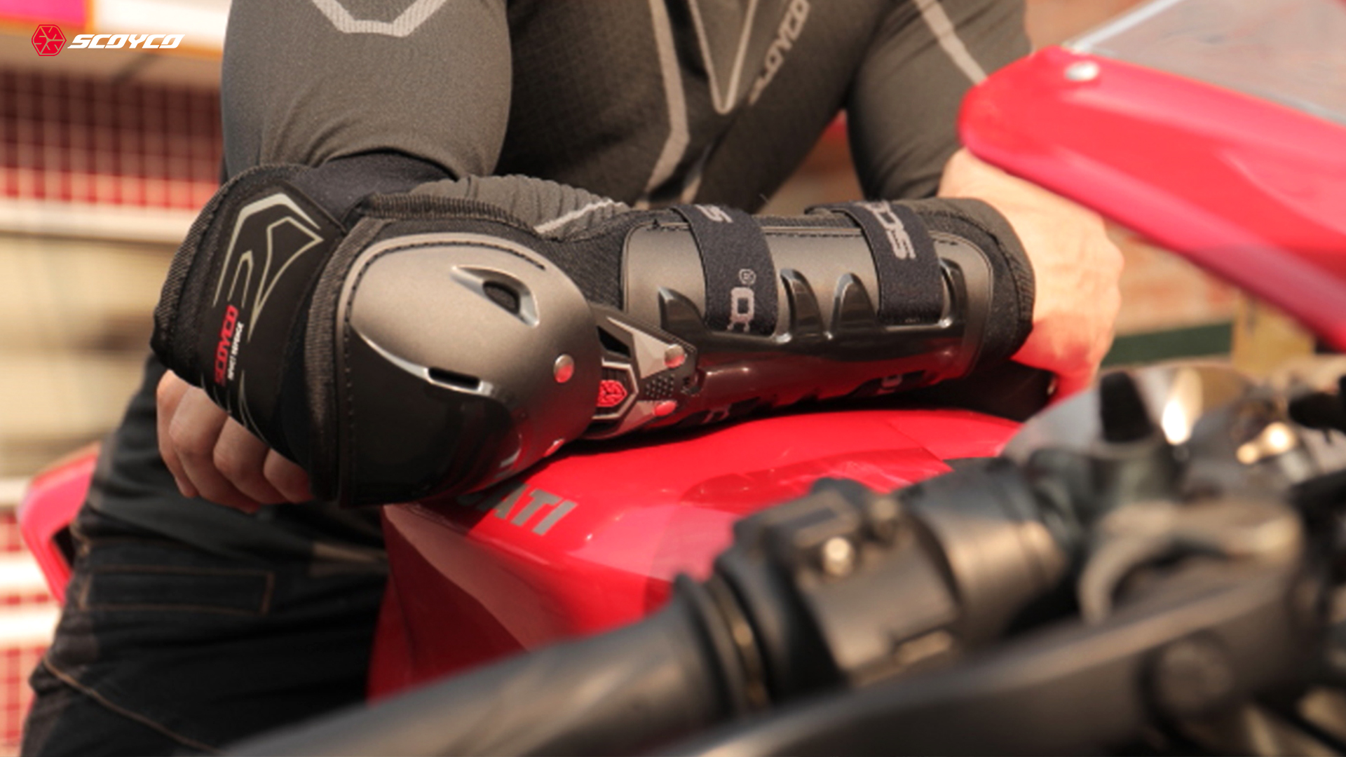 ergonomic protective elbow pads