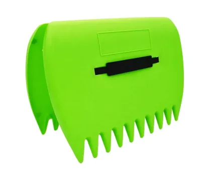 Plastic Garden Leaf Scoop and Rake: Leaf and Grass Collector