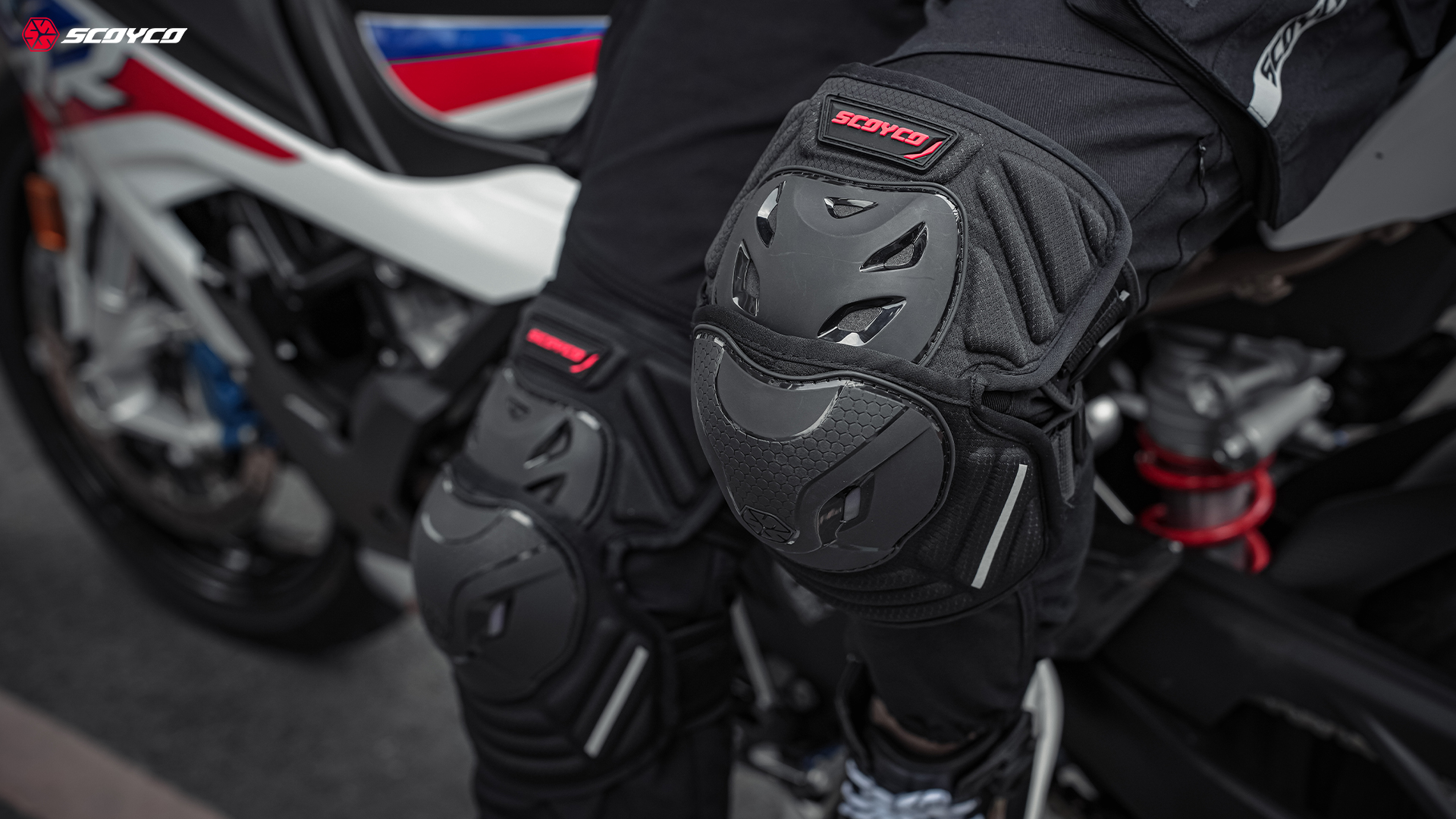 dual-hinge shock-absorbing knee pads