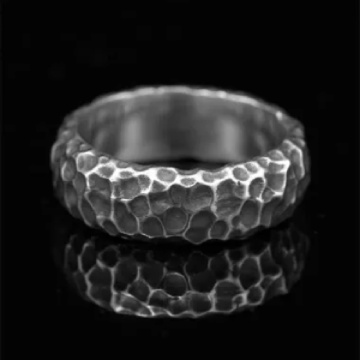 "Mallear Stria" Hand-Crafted Silver Ring