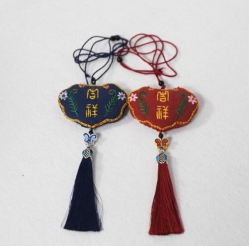 Handcrafted Three-Dimensional Tassel Sachet with Auspicious Lock and Mugwort Leaf: A Deodorizing Treasure