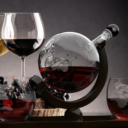 High Quality Etched World Map Globe Whiskey Decanter Set with 4 Glasses