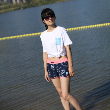 Schnell trocknende, schlanke, wasserabweisende Badeshorts für Damen