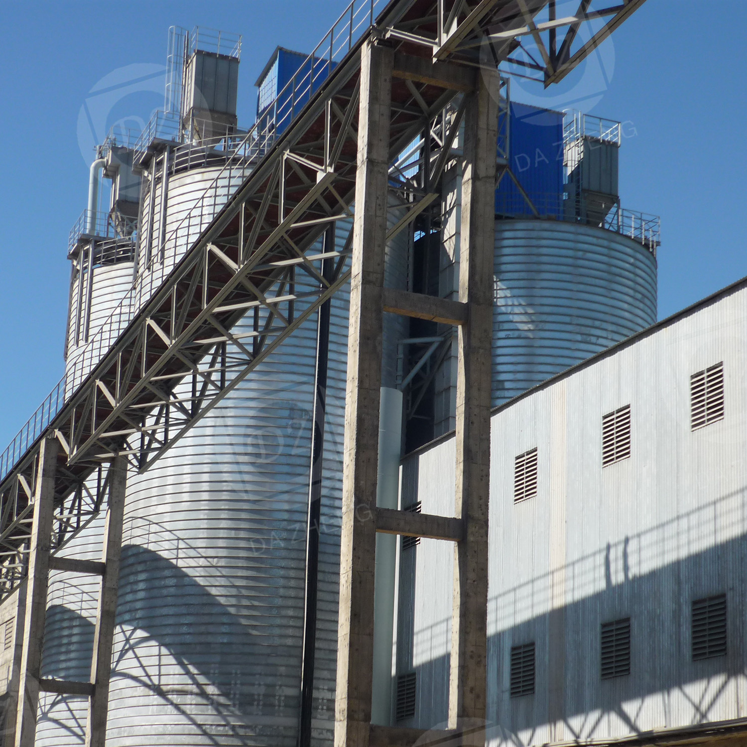 Steel plate silos for tobacco plantations