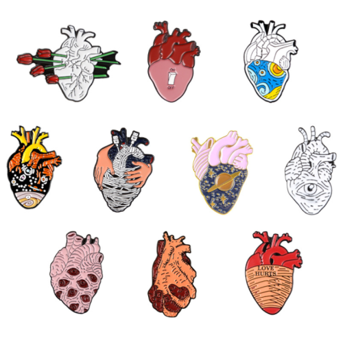 Emblema popular de vários formatos de coração e esmalte metálico