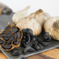 Gesundheit und Ernährung Ganzer schwarzer Knoblauch für die Küche