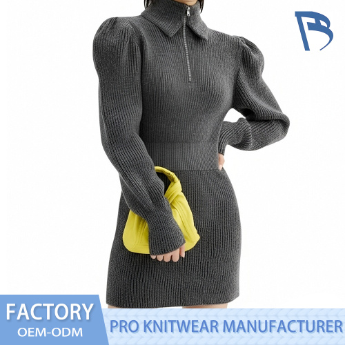 Rok pendek rajutan kelabu yang bergaya dan set atas