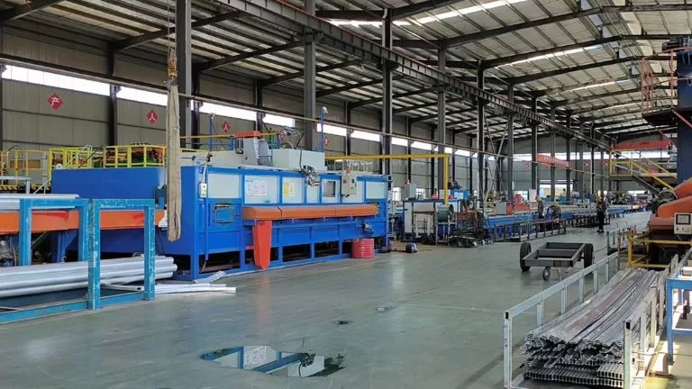 Moderno taller de extrusión de perfiles de aluminio y línea de producción