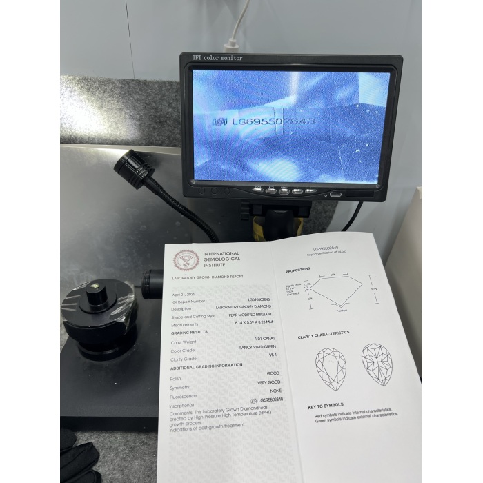 Vivid Green Lab Diamond 1.01CT vs1 Pear Cut