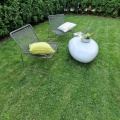 Unregelmäßiger glatte weiße Beton -Terrasse Tisch