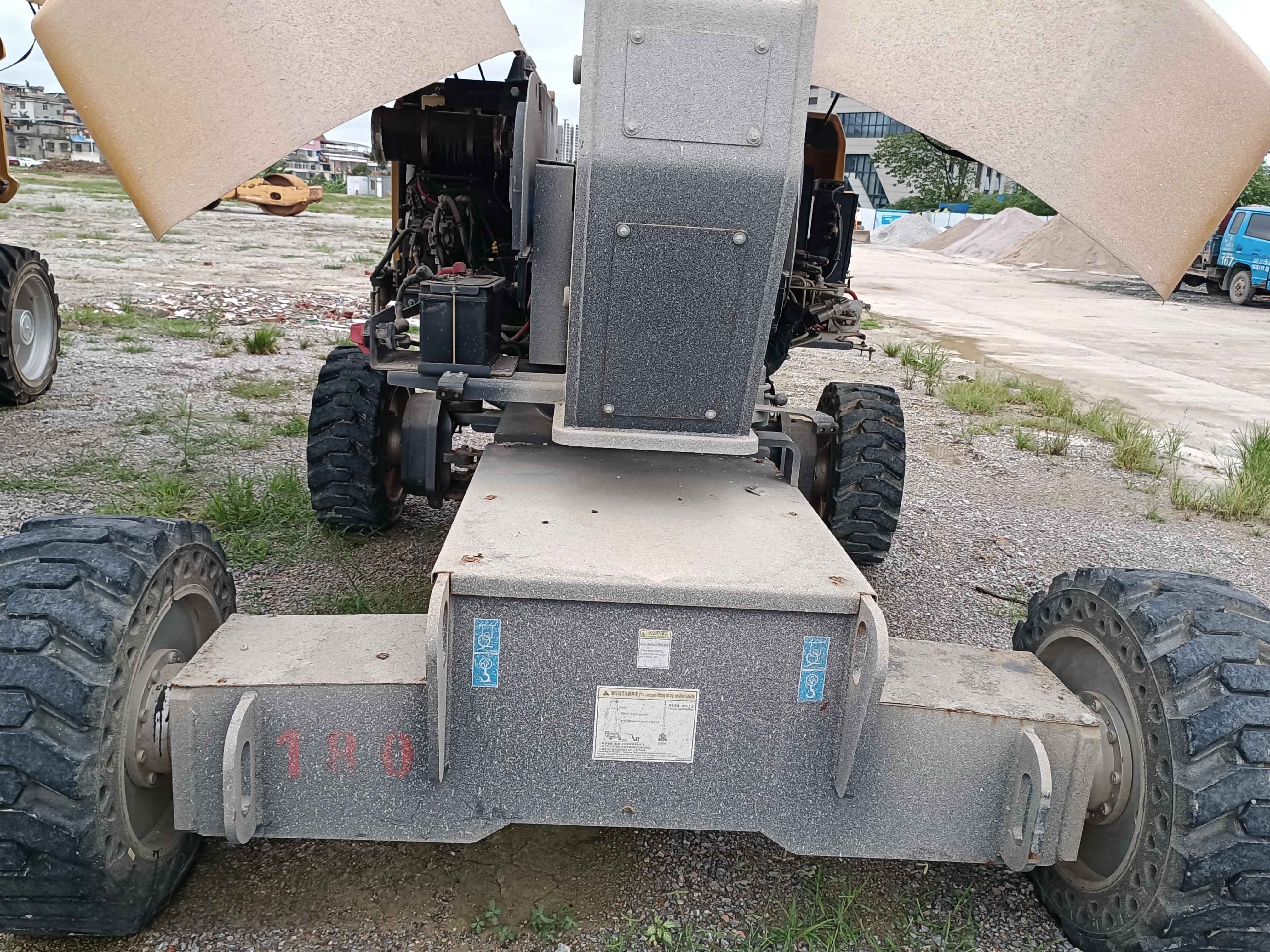 using-boom-lift-to-cut-down-tree